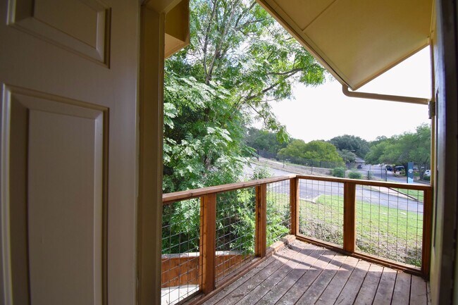 Building Photo - Hart Ln 6489