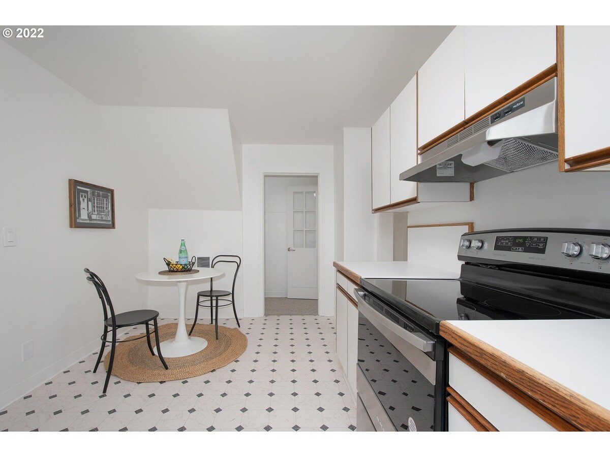 Dining Area - 2285 SW Briggs Rd