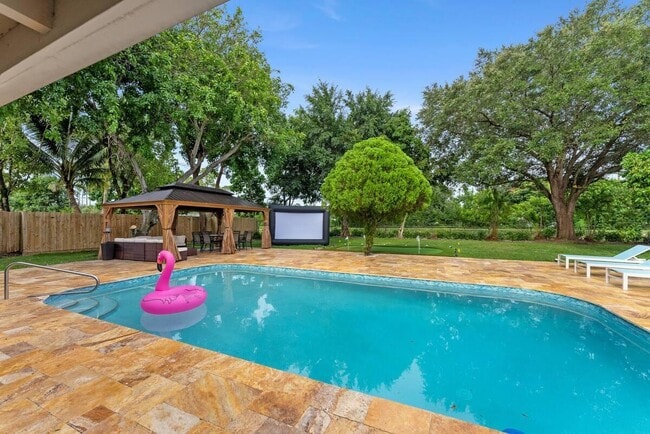 Building Photo - 166 Old Country Rd S