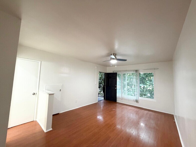 Building Photo - 4800 Beverly Blvd