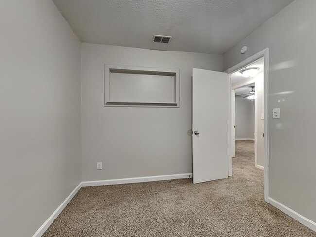 Building Photo - 6936 Clovis Rd