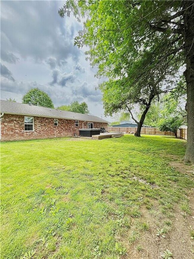 Building Photo - Cozy Home with Deck, Fenced Backyard & Modern Kitchen