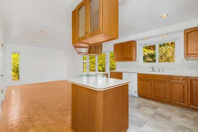Building Photo - 1828 N 163rd St