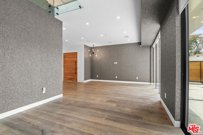 Building Photo - 516 Vernon Ave