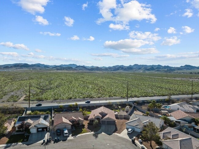 Building Photo - Spacious Single Story, 4 Bedroom "Henderso...