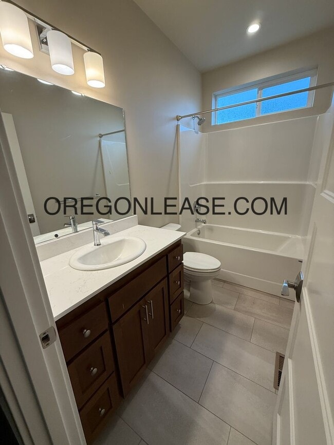 Building Photo - 4 bedroom 2 bath 1650 sqft Springfield home