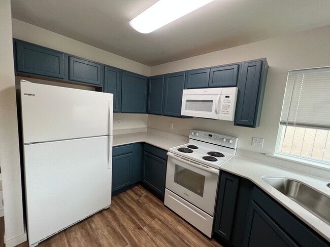 Building Photo - 3 Bedroom Home - Newly Renovated!