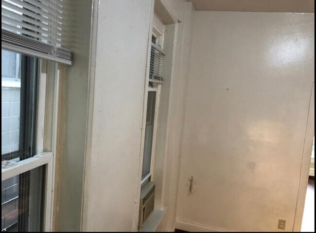 Building Photo - 1014 N Paulina St