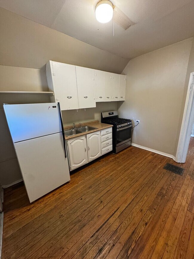 Building Photo - Charming 2 Bed 1.5 Bath in West Wash Park!