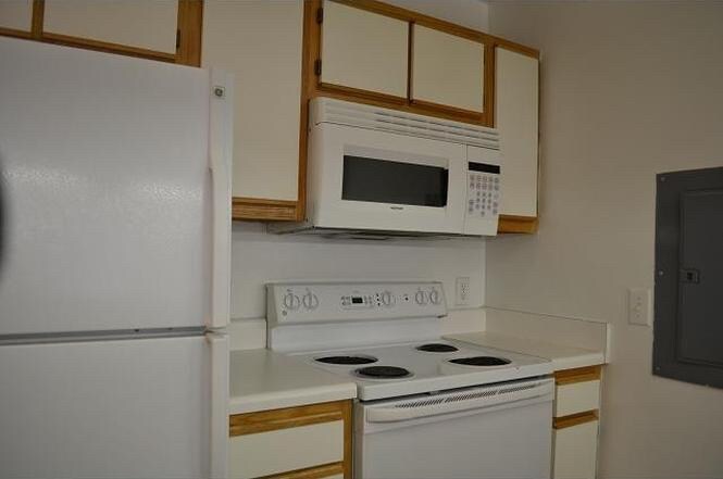 Building Photo - Room in Condo on Collegiate Cir