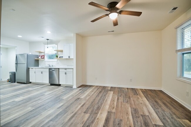 Building Photo - COMING SOON! Modern Living Awaits in This Fully Renovated 2BR Home in Rock Hill!