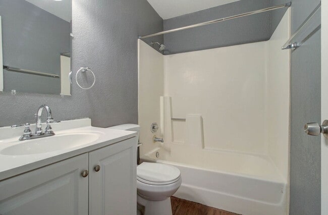 Building Photo - 2202 W Glenrosa Ave