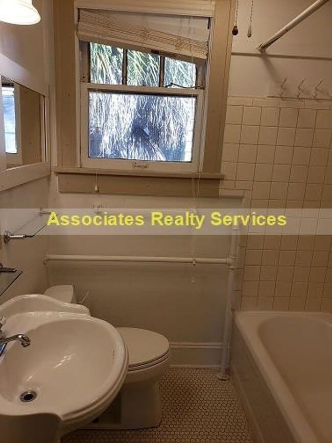Building Photo - Walk to UF!   Cute/Historic 3 bedroom, 2 bath, LOOK!