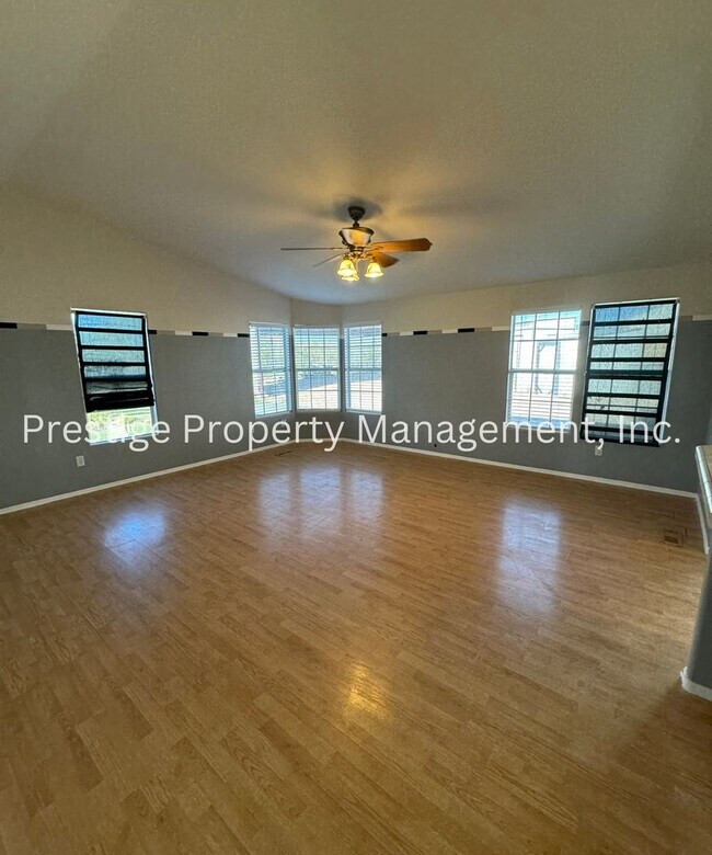 Building Photo - This 4/2 Vail Manufactured Home Is On A 1 Acre Lot!!!