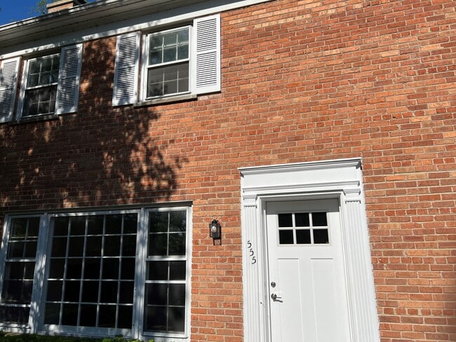 End Unit Townhome - 555 Winnetka Ave