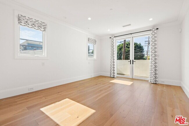 Building Photo - 1153 S Clark Dr