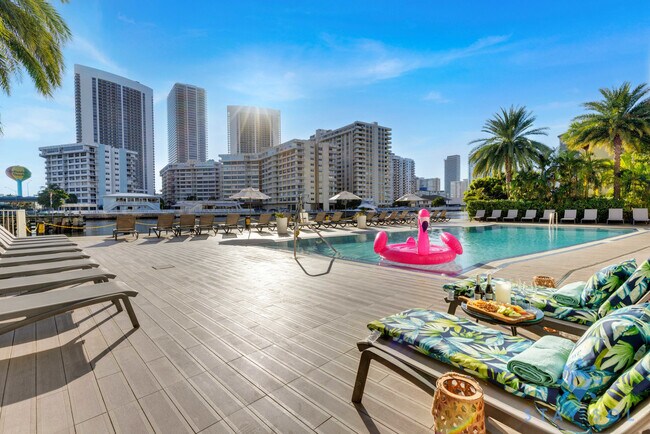 Building Photo - 2602 E Hallandale Beach Blvd
