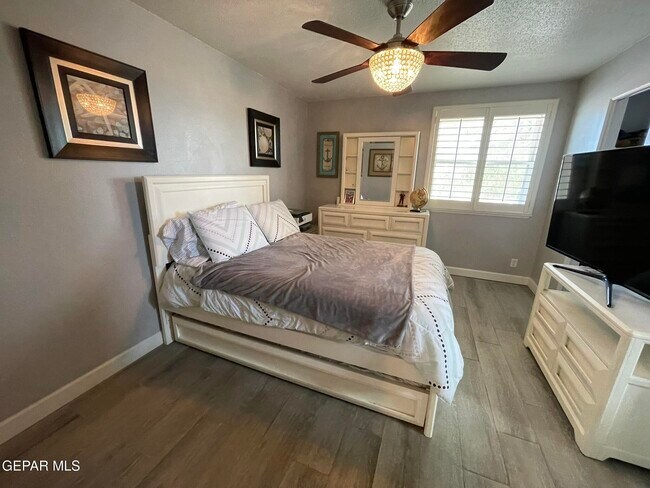 Building Photo - 10024 Fenway Dr