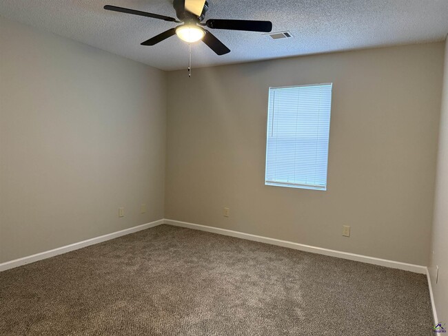 Building Photo - 118 S Springs Dr