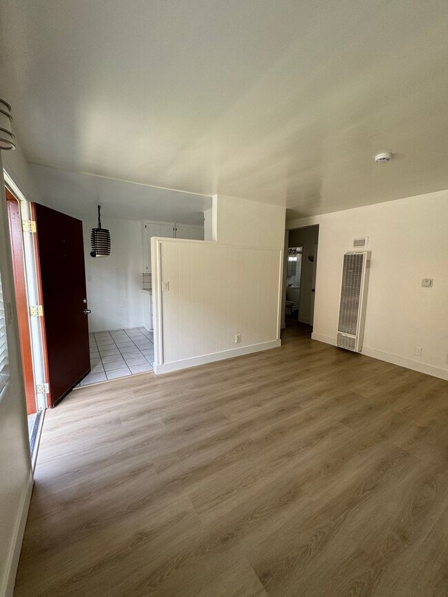 Building Photo - 1 Bedroom in Gardena With Parking Included...