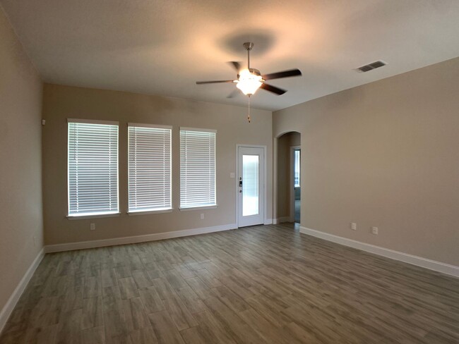 Building Photo - 4 Bedroom in Gruene Field / 1 Mile to Grue...