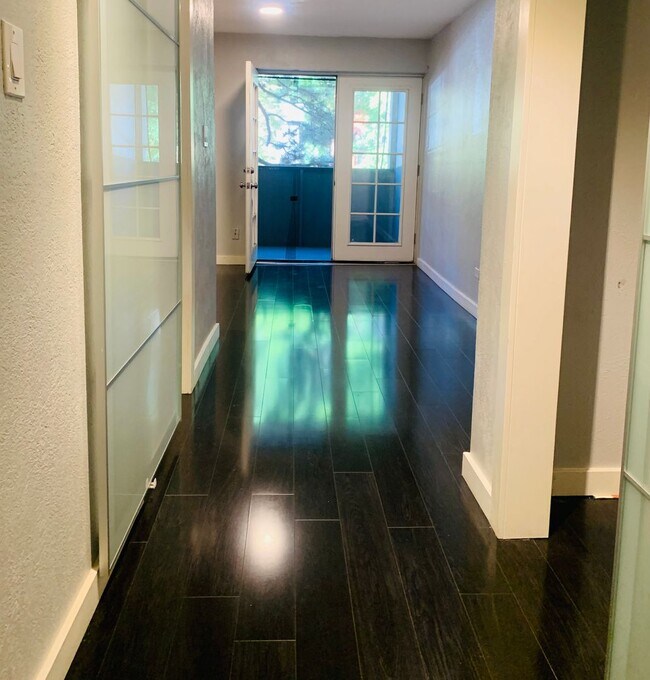 Building Photo - 1 Bedroom 1 Bathroom in Congress Park      **Move-In Special**