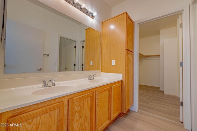 Building Photo - 2723 E Schiliro Cir
