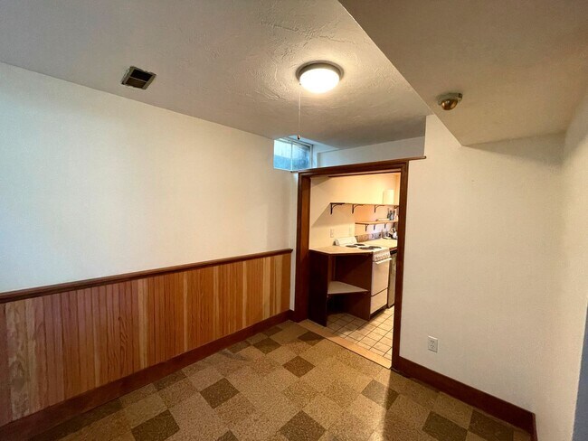 Building Photo - 3338 SW Marigold St