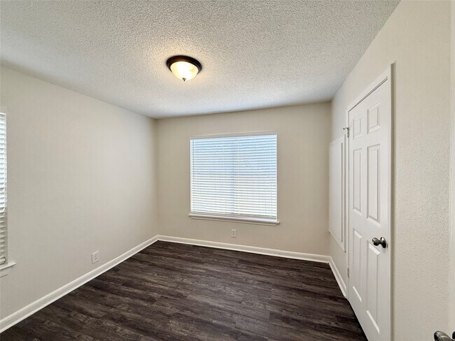Building Photo - 3635 N MacGregor Way
