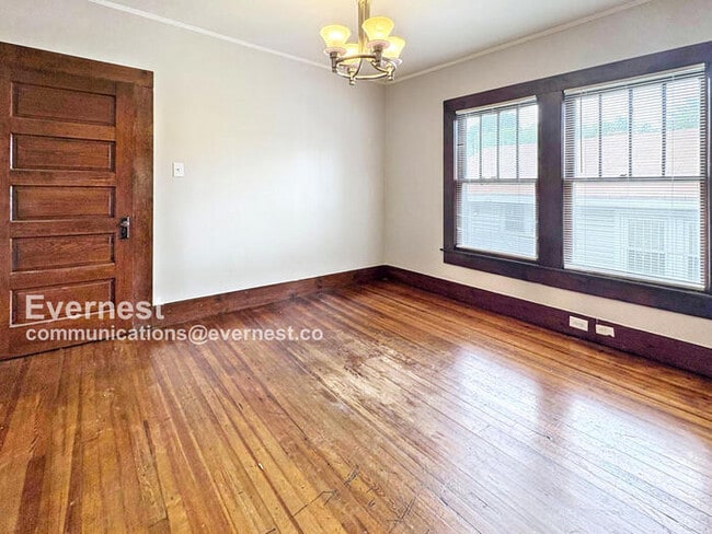 Building Photo - 525 53rd St Ens