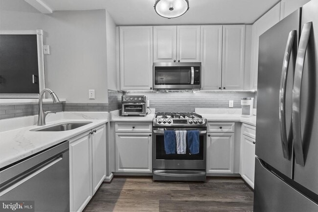 Building Photo - 171 Somervelle St
