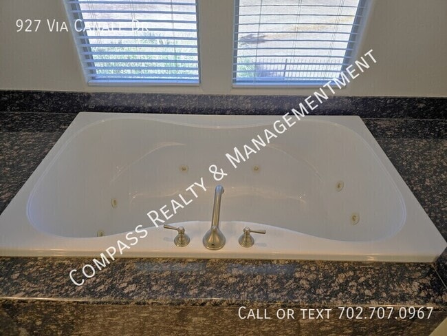 Building Photo - 927 Via Canale Dr