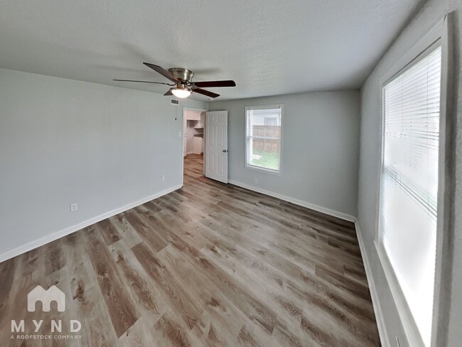 Building Photo - 4402 Mistletoe Dr
