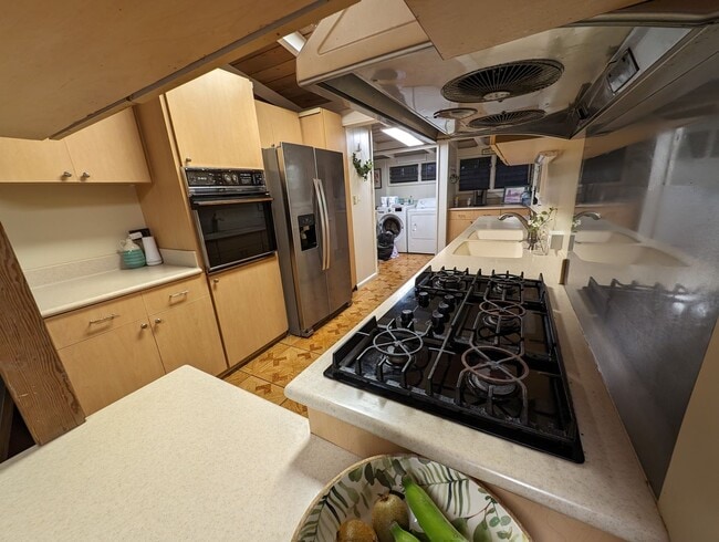Building Photo - Country living in the City - Huge bonus room, entertainment deck, covered lanai and lots of storage.