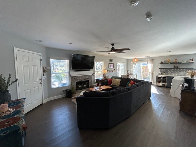 Building Photo - Fully Remodeled 3 bed 2.5 bath Home in the...