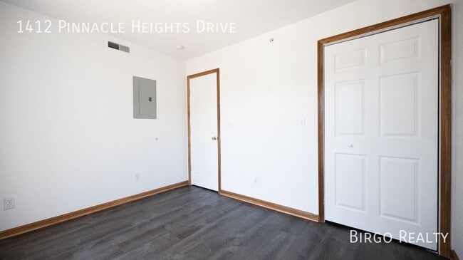 Building Photo - Move in Special! First Month's Rent is Fre...