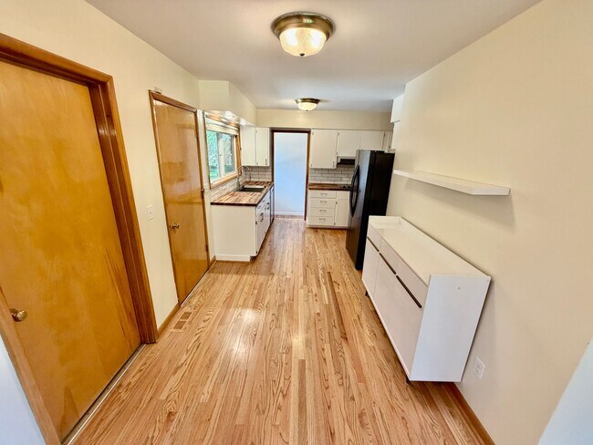 Building Photo - Spacious, Remodeled 5bd/3bath Cherry Park Home with Large Fenced Garden and Finished Basement