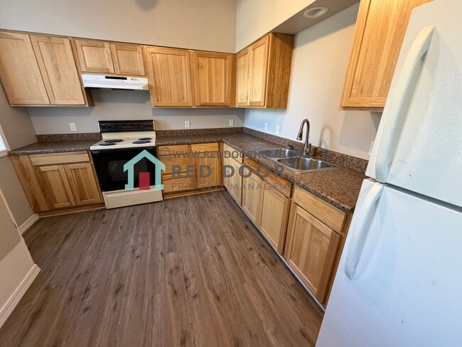 Building Photo - 608/610 7th St. N. - M