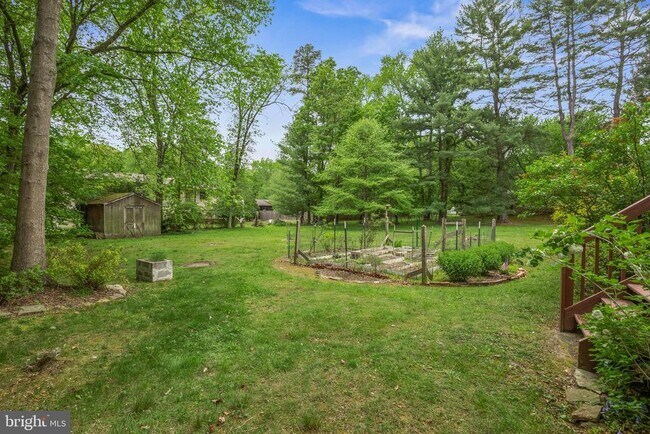 Building Photo - 405 Holly Glen Dr