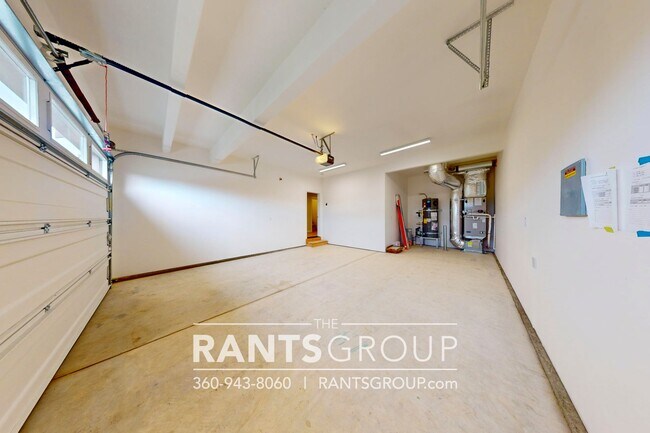 Building Photo - Beautiful Home! Easy JBLM Commute!