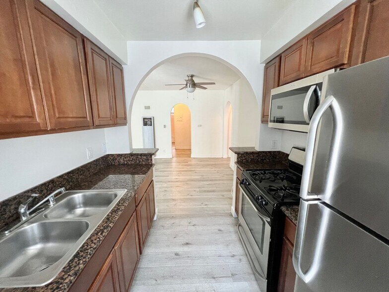 Building Photo - 3728 S Bentley Ave