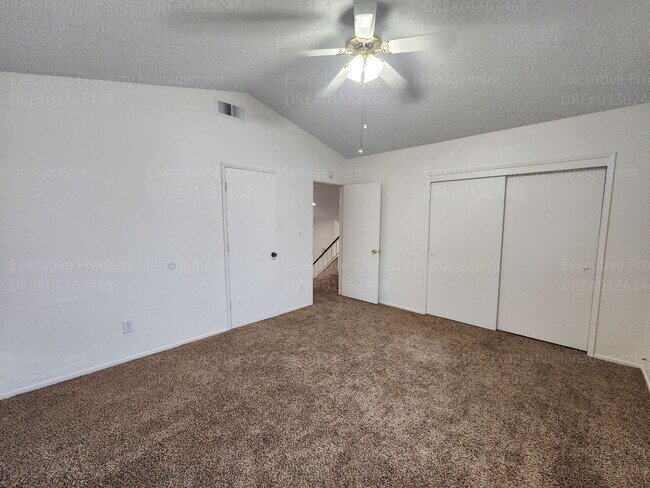 Building Photo - 3 bedroom/ 2.5 bathroom