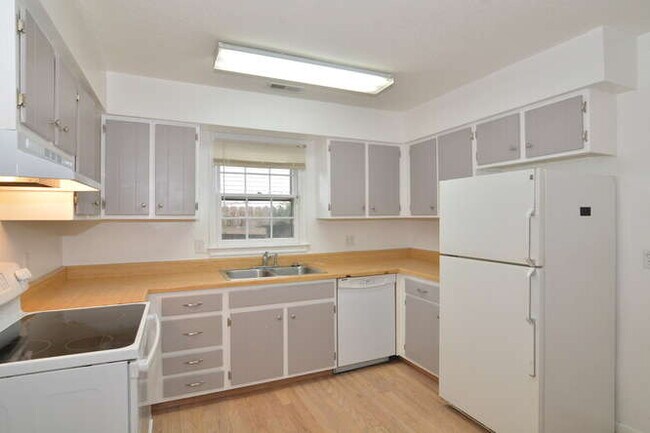 Building Photo - 1020 Tealwood Dr