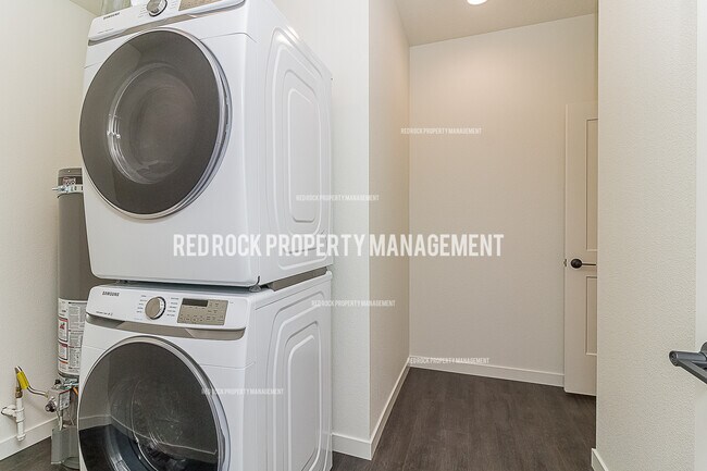 Building Photo - 624 S Crescent Ln