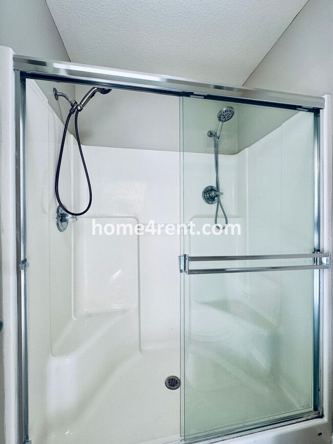 Building Photo - Spacious Four Bedroom Northland Home with a Finished Basement, 3 car garage and Fenced Yard!