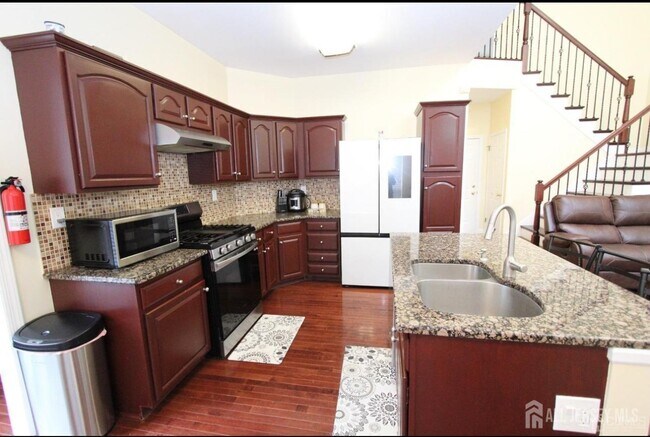 Building Photo - 96 Marion Dr
