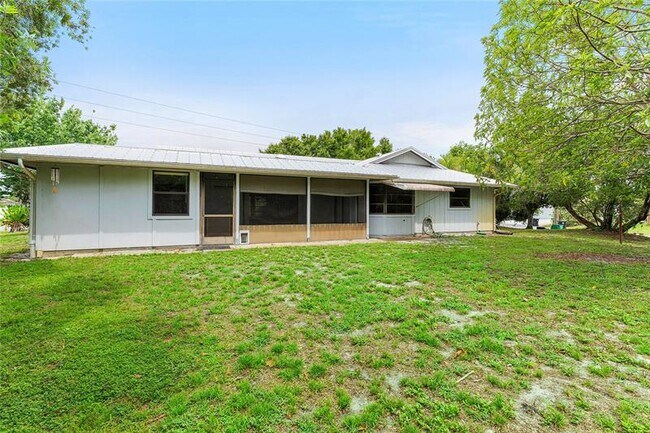 Building Photo - 2041 SE Floresta Dr