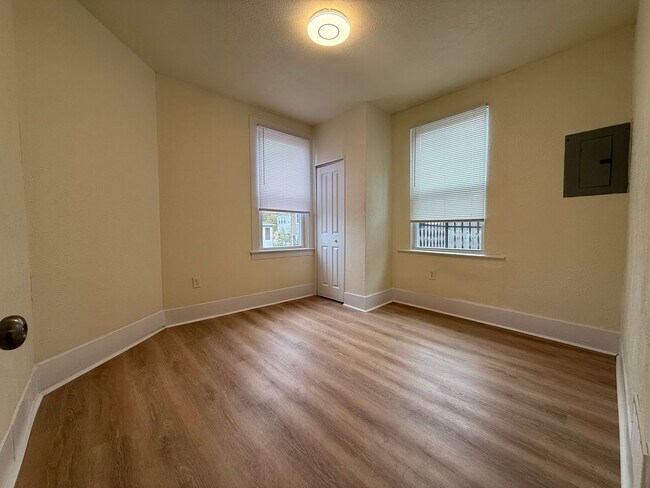 Building Photo - Updated 2 Bedroom apartment