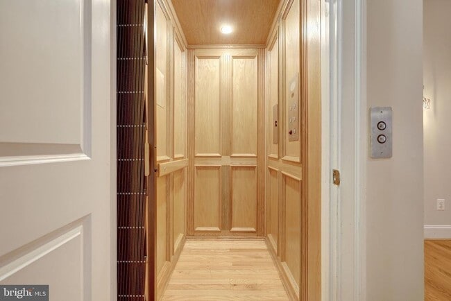 Building Photo - 229 Locust St SE