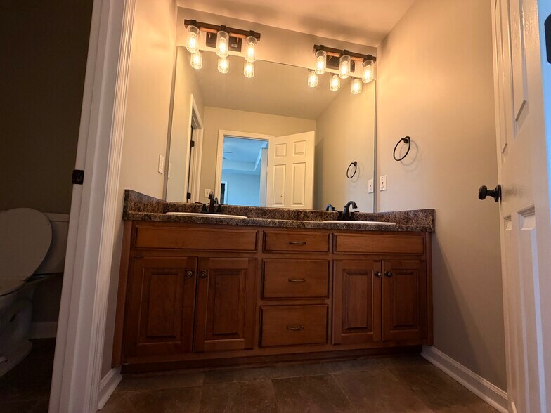 Building Photo - 452 Banyon Rd